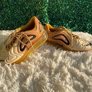 Nike Air Max 720 Gold Used woman 6.5 fits 7